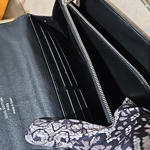 Louis Vuitton Black Epi Leather Sarah Wallet CA4039 GUC - Picture 14 of 17